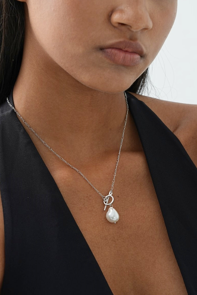 Chic Necklace Featuring a Golden Pearl